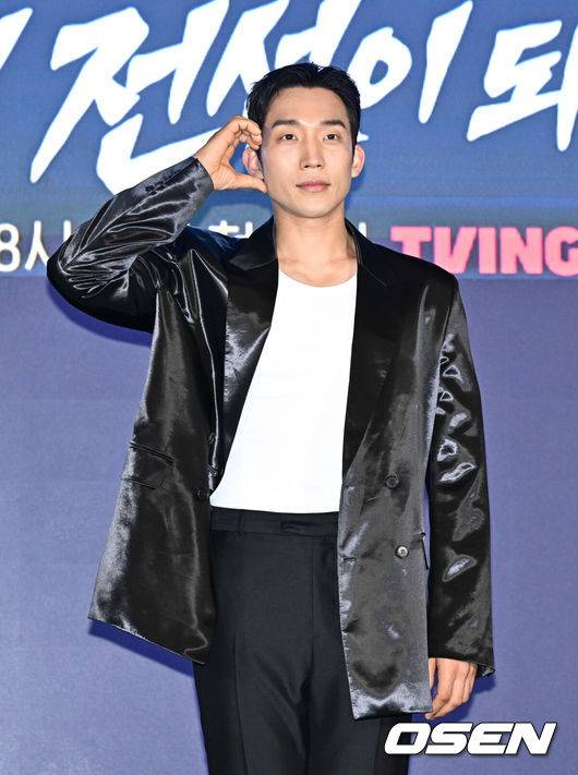[OSEN=조은정 기자]티빙 ‘취사병 전설이 되다’ 제작발표회가 6일 서울 광진구 풀만 앰배서더 서울 이스트폴에서 열렸다.‘취사병 전설이 되다’는 총 대신 식칼을, 탄띠 대신 앞치마를 두른 이등병 강성재(박지훈 분)가 ‘전설의 취사병’으로 거듭나는 과정을 그린 밀리터리 쿡방 판타지 드라마다. 갓 전입한 이등병이 ‘요리사의 길’을 밟으며 맛 하나로 부대원들의 마음을 사로잡는 취사병의 성장기를 그릴 예정이다.배우 이상이가 포즈를 취하고 있다.  2026.05.06 /cej@osen.co.kr