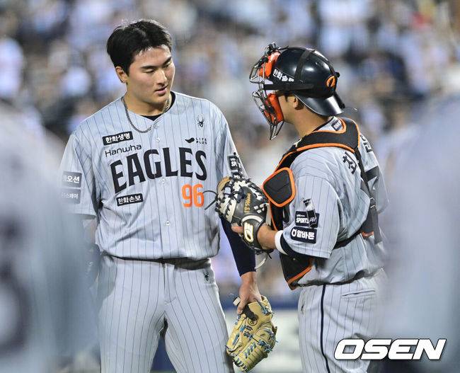 [OSEN=잠실, 최규한 기자] 3일 서울 잠실야구장에서 ‘2026 신한 SOL Bank KBO리그’ 두산 베어스와 한화 이글스의 경기가 열렸다.이날 경기는 연장 접전 끝에 3-3 무승부로 끝이 났다.경기를 마치고 한화 투수 박준영과 포수 최재훈이 대화를 나누고 있다. 2026.06.03 / dreamer@osen.co.kr