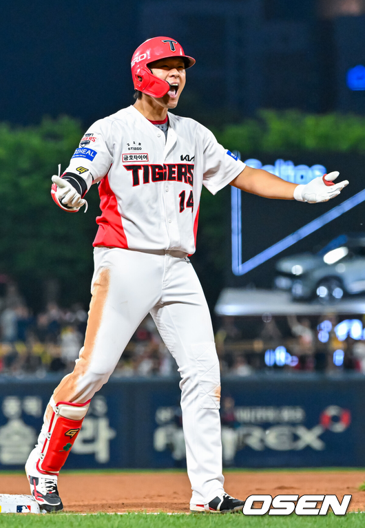 [OSEN=광주, 민경훈 기자] 4일 광주-기아 챔피언스필드에서 2026 신한 SOL KBO 리그 KIA 타이거즈와 롯데 자이언츠의 경기가 열렸다.이날 KIA는 시라카와, 롯데는 박세웅을 선발로 내세웠다.4회말 2사 주자 1,2루 KIA 김규성이 우익수 왼쪽 2타점 3루타를 때린 후 3루에서 기뻐하고 있다. 2026.06.04 / rumi@osen.co.kr