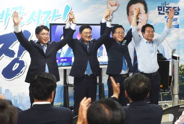 ▲장기수 더불어민주당 천안시장 후보가 이재관·이정문·문진석 국회의원과 함께 승리를 자축하고 있다 ⓒ프레시안(장찬우 기자)