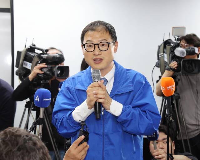 ▲더불어민주당 김상욱 울산시장 후보가 3일 울산시 남구 자신의 선거사무소에서 당선이 확실시되자 지지자들 앞에서 소감을 밝히고 있다. ⓒ연합뉴스