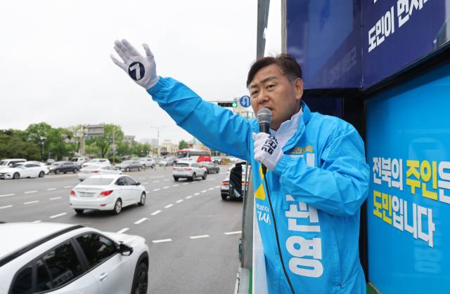 ▲6·3 지방선거 공식 선거운동이 시작된 21일 무소속 김관영 전북특별자치도지사 후보가 전주시 완산구 롯데백화점 사거리에서 유세를 하고 있다. ⓒ연합뉴스