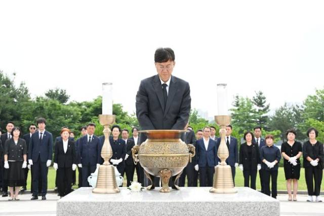 ▲이민근 안산시장이 현충탑에 참배하고 있다. ⓒ안산시