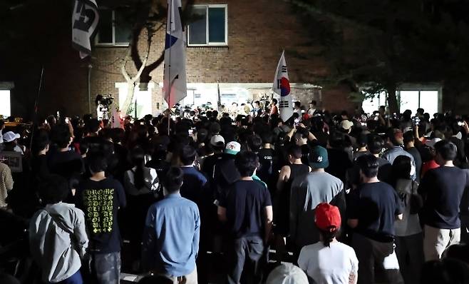 4일 제9회 전국동시지방선거 및 국회의원 재·보궐선거 투표용지 부족으로 투표 시간이 오후 10시까지 연장됐던 서울 송파구 잠실7동 제2투표소 앞에서 시민들이 항의하며 구호를 외치고 있다. 2026.6.4. 연합뉴스
