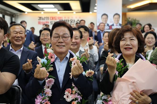 김경수 더불어민주당 경남지사 후보를 꺾고 재선에 성공한 박완수(왼쪽) 국민의힘 경남지사 당선자. 박완수 후보 선거 캠프 제공