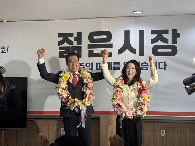 이동석 충북 충주시장 당선자가 4일 새벽 당선이 확정되자 배우자와 기념사진을 촬영하고 있다. 이동석 선거사무소 제공