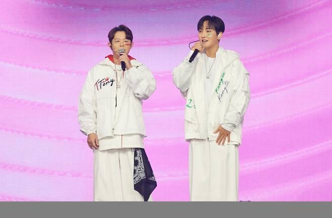 토니안(왼쪽)과 강타. SM엔터테인먼트 제공
