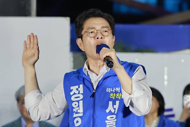 정원오 더불어민주당 서울시장 후보가 6·3 지방선거를 하루 앞둔 2일 서울 청계광장에서 지지를 호소하고 있다.&nbsp;ⓒ연합뉴스
