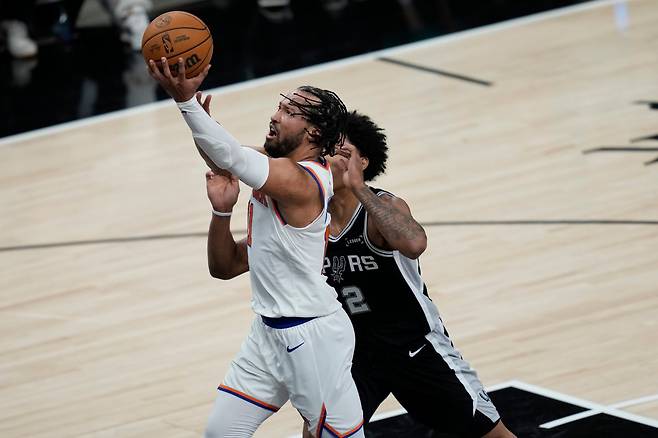 닉스 제일런 브런슨(왼쪽)이 4일(한국시간) 프로스트뱅크센터에서 열린 2025~2026 NBA 파이널 1차전 샌안토니오 원정경기 도중 레이업슛을 시도하고 있다. 샌안토니오｜AP뉴시스