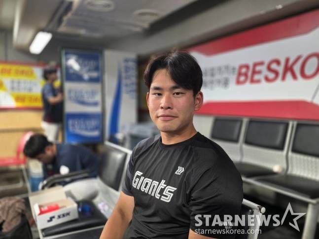 롯데 김진욱이 3일 광주 KIA전에서 49일 만의 승리를 챙긴 후 취재진과 인터뷰에 응했다. /사진=김동윤 기자