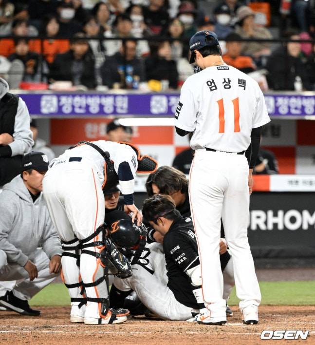 3월 31일 대전 경기에서 한화 투수 엄상백이 쓰러져 있는 KT 허경민을 지켜보고 있다. /사진=OSEN