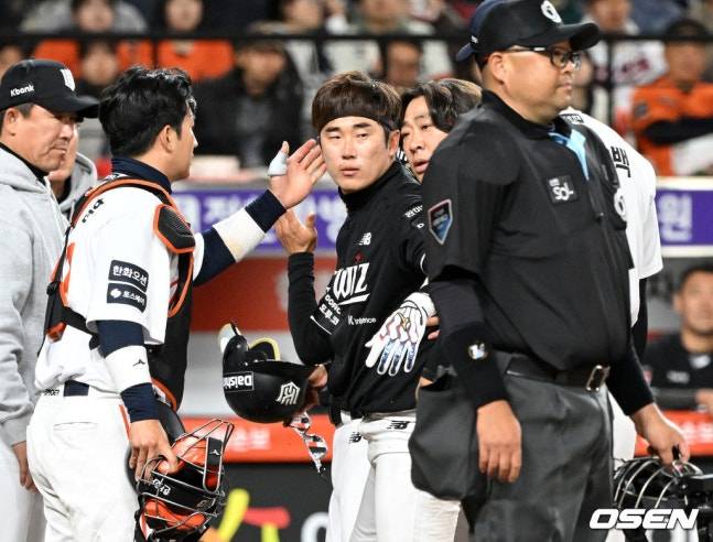 KT 허경민(가운데)이 3월 31일 한화전에서 투구에 헬멧을 맞은 뒤 일어나 상대 투수 엄상백(맨 오른쪽)의 팔을 두드리고 있다. /사진=OSEN