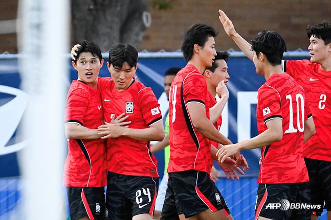 기뻐하는 한국 선수단. /AFPBBNews=뉴스1