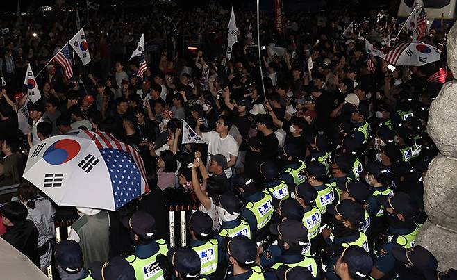 3일 밤 부정선거를 주장하는 이들이 항의차 중앙선관위를 방문했다.[사진｜뉴시스]