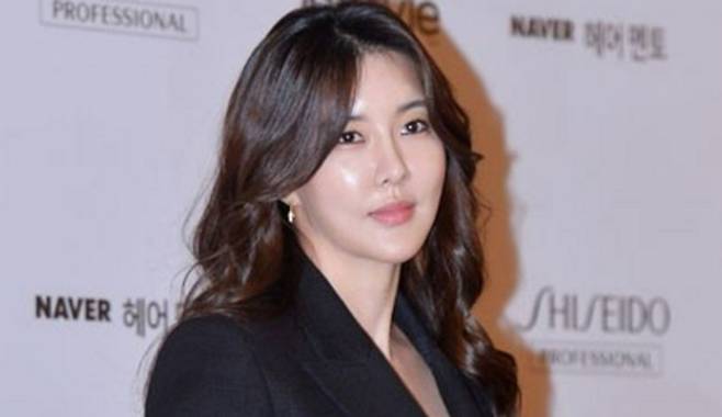 Actress Jang In Ae has broken her long silence to announce a new beginning.On March 3, Jang Jang In Ae shared the news on her account.She wrote, I got my nails done for the first time in five years, and I dont know what it was that made me feel so good. I used to like this. Im getting to know myself again little by little, she wrote, sharing her daily happiness.Jang also talked about his personal brand, which he has been preparing for over a year. I traveled far and wide to learn how to work and even established a corporation, she said, but just before it was ready to go public, I had to put everything down due to various circumstances, and the names I worked so hard to create were never registered. Now, were in the process of creating a brand name from scratch, he said, adding, Its much better to start over than to try to get everything ready and then never be able to start. Finally, he asked, Please watch me slowly from the side as I change in the future.Previously, Jang In Ae was banned from all terrestrial media appearances in 2013 after being investigated by prosecutors for habitual use of propofol, and in 2018 and 2020, she was embroiled in various rumors, such as spreading rumors of working at a brothel by revealing sponsor suggestion messages, and in 2020, she strongly criticized the governments emergency livelihood support policy related to COVID-19 and got into a war of words with social media users.After announcing her retirement, Jang In Ae married a non-celebrity businessman in May 2022 and gave birth to a son five months later. The following year, in April 2023, the couple tied the knot, signaling a new beginning.