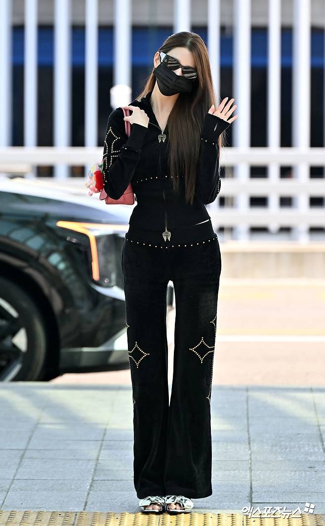 Group IVE member Jang Won-young was caught in an unexpected attitude controversy at the airport.On March 30, he departed for Shanghai, China, via Gimpo International Airport to attend an overseas event.During the departure process, Jang Won-youngs behavior at the airport has been the center of attention on online communities and social media.On that day, Jang Won Young appeared at the airport wearing a black hat and mask.When the airport staff asked her to show her face to check her passport, she lowered her hat and mask slightly.The officer then asked her to lower her mask a little more to contrast her face, and she lowered it once more to confirm her identity.During this process, Jang waited with his arms crossed, and the officer handed him his passport with one hand before he exited the departure hall.Autumn, the member behind her, removed her mask and checked her entire face before leaving the country. She was also seen bowing her head to the official after receiving her passport with both hands, further drawing comparisons to Jang Won Youngs demeanor.As the video went viral, some commented, What a pain in the ass for the staff, It seems rude to receive a passport with one hand, Im disappointed whenever I see celebrities like this, and Its a privilege to let celebrities through even if they only show a glimpse of their faces, while ordinary people are asked to take off their hats and masks.On the other hand, some defended Jang Won-young, saying, It seems like a forced criticism, Its hasty to judge a persons character based on a short video, Ordinary people often receive passports with one hand, and Its an overly broad interpretation.Meanwhile, Jang Won-youngs group I.V. is in the midst of its second world tour, SHOW WHAT I AM. After a successful performance at Kyocera Dome Osaka in April, the group is set to return to Tokyo Dome on April 24.Photo by DB