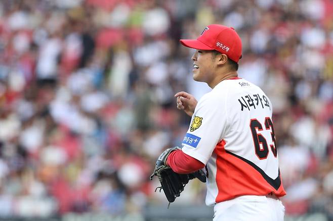 4일 오후 광주-KIA챔피언스필드에서 열린 '2026 신한 SOL KBO리그' 롯데 자이언츠와 KIA 타이거즈의 경기, KIA 선발투수 시라카와 케이쇼가 5이닝 4피안타 2사사구 4탈삼진 무실점을 기록했다. 시라카와가 KBO리그에서 5이닝 이상을 무실점으로 막아낸 건 SSG 랜더스 시절이었던 2024년 6월 1일 고척 키움 히어로즈전(5이닝 무실점), 두산 베어스에서 뛰던 2024년 8월 16일 수원 KT 위즈전(8이닝 무실점)에 이어 세 번째다. KIA 타이거즈