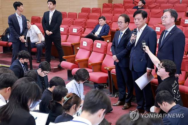 지선 현안 관련 입장 밝히는 민주당 조승래 본부장 (서울=연합뉴스) 신현우 기자 = 더불어민주당 조승래 총괄선거대책본부장이 3일 국회 의원회관에 마련한 제9회 전국동시지방선거·국회의원 재보궐선거 개표상황실에서 투표용지 부족 사태, 국민의힘의 서울 선거 개표 중단 요구 등 현안에 대해 입장을 밝히고 있다. 2026.6.3 nowwego@yna.co.kr