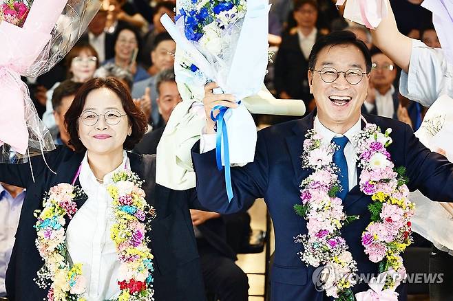 활짝 웃는 위성곤 당선인 (제주=연합뉴스) 더불어민주당 위성곤 제주도지사 후보와 부인이 3일 오후 당선이 확실시되자 꽃다발을 목에 걸고 환하게 웃고 있다. 2026.6.3 khc@yna.co.kr