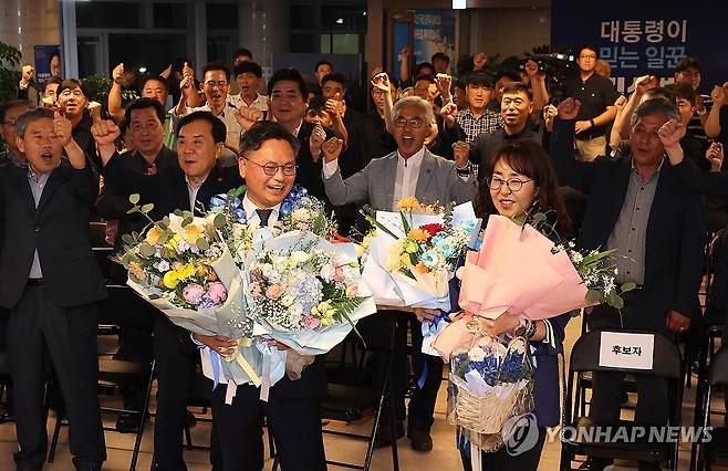 환호하는 김성범 후보 부부 (서귀포=연합뉴스) 박지호 기자 = 제9회 전국동시지방선거 및 국회의원재보궐선거일인 3일 제주 서귀포시 서홍동 김성범 후보 선거사무소에서 당선이 확실시된 더불어민주당 김성범 서귀포시 국회의원 후보 부부가 지지자들과 함께 환호하고 있다. 2026.6.4 jihopark@yna.co.kr