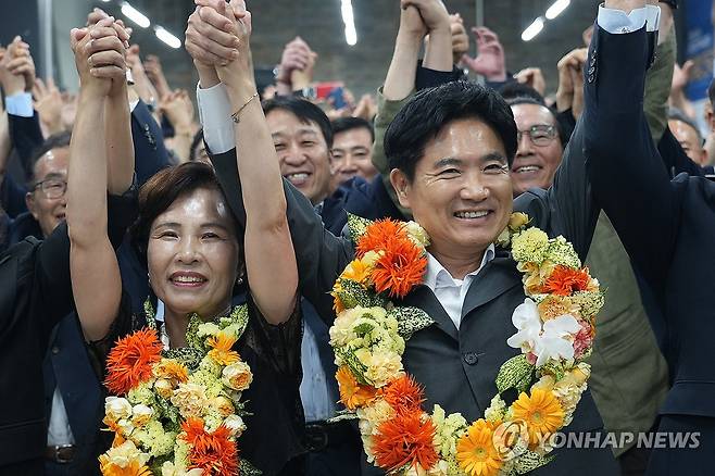 당선 유력에 환호하는 김대중 후보 (광주=연합뉴스) 제9회 전국동시지방선거가 열린 3일 오후 김대중(오른쪽) 전남광주통합특별시 교육감 후보가 광주 서구 마륵동 선거사무실에서 당선 유력이 뜨자 환호하고 있다. 2026.6.3 [김대중 후보 캠프 제공. 재판매 및 DB 금지] areum@yna.co.kr