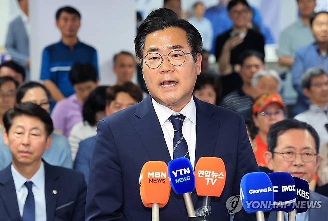 소감 밝히는 박찬대 (인천=연합뉴스) 임순석 기자 = 더불어민주당 박찬대 인천시장 후보가 4일 인천 미추홀구 선거사무소에서 당선이 확실시되자 소감을 밝히고 있다. 2026.6.4 [공동취재] soonseok02@yna.co.kr