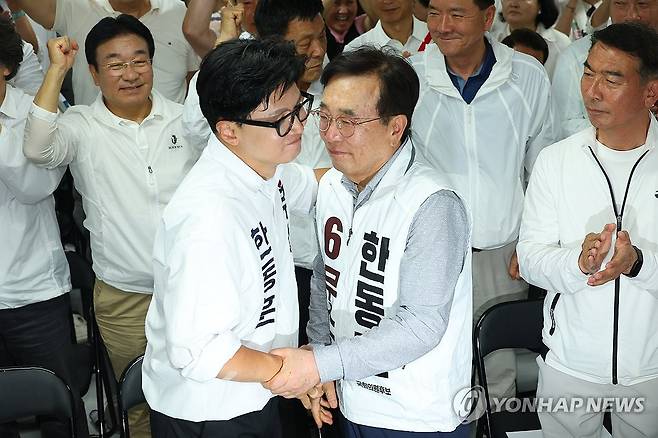 포옹하는 한동훈·서병수 (부산=연합뉴스) 손형주 기자 = 무소속 한동훈 부산 북갑 국회의원 보궐선거 후보가 4일 부산 북구 선거사무소에서 선거방송을 시청하기 위해 입장해 서병수 명예선대위원장과 포옹하고 있다. 2026.6.4 handbrother@yna.co.kr