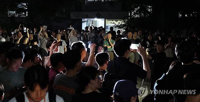 투표소 앞에 모인 시민들 (서울=연합뉴스) 김인철 기자 = 6·3 지방선거 본투표일인 3일 투표용지 부족으로 오후 10시 투표를 마친 서울 송파구 잠실7동 제2투표소 앞에서 주민들이 항의하고 있다. 2026.6.3 yatoya@yna.co.kr