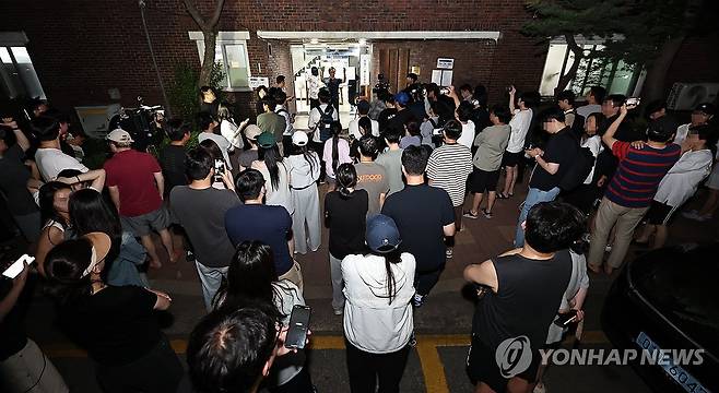 투표용지 부족으로 오후 10시까지 투표시간 연장 (서울=연합뉴스) 김인철 기자 = 6·3 지방선거 본투표일인 3일 투표용지 부족으로 투표시간이 오후 10시까지 연장된 서울 송파구 잠실7동 제2투표소 앞에 주민들이 모여 있다. 2026.6.3 yatoya@yna.co.kr