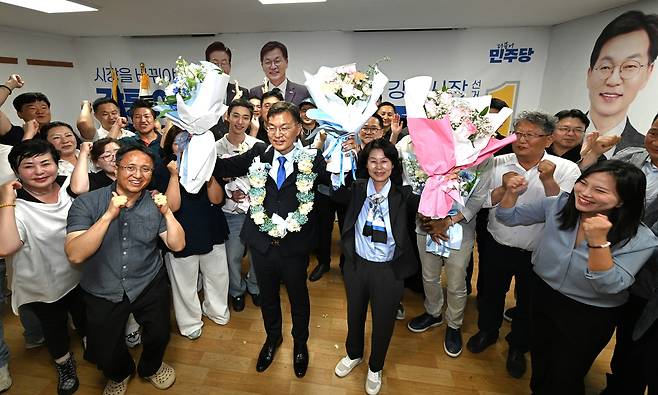 환호하는 김중남 강릉시장 당선인 [촬영 유형재]