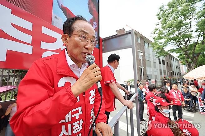 전통시장서 유세하는 추경호 후보 (대구=연합뉴스) 윤관식 기자 = 국민의힘 추경호 대구시장 후보가 1일 대구 동구 반야월시장을 찾아 유세하고 있다. 2026.6.1 psik@yna.co.kr