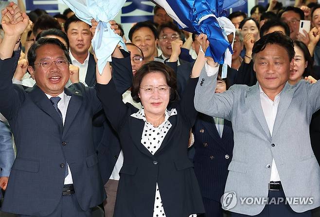꽃다발 들고 기뻐하는 추미애 (수원=연합뉴스) 홍기원 기자 = 제9회 전국동시지방선거 경기도지사에 출마한 더불어민주당 추미애 후보가 4일 경기도 수원시 선거사무소에서 당선이 확실시되자 꽃다발을 들고 기뻐하고 있다. 2026.6.4 [공동취재] xanadu@yna.co.kr