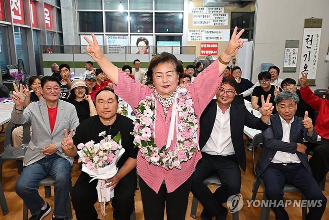 천기옥 울산 동구청장 후보, 당선 확신 (울산=연합뉴스) 김용태 기자 = 국민의힘 천기옥 울산 동구청장 후보가 4일 울산 동구 자신의 선거사무소에서 당선이 확실시되자 꽃목걸이를 걸고 환호하고 있다. 2026.6.4 [공동취재] yongtae@yna.co.kr