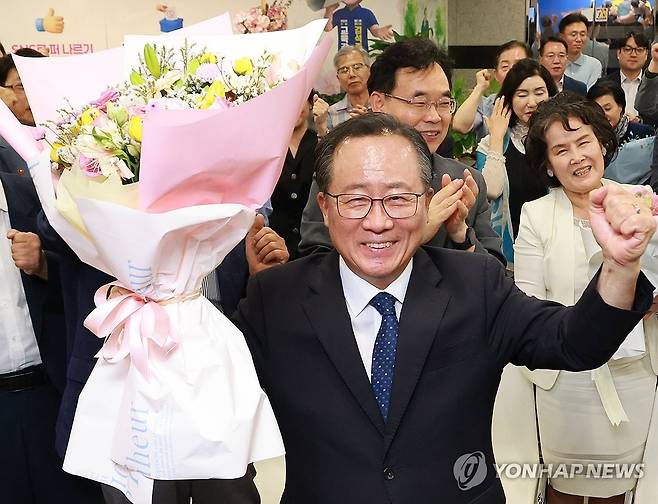 꽃다발 든 김석준 부산시교육감 후보 (부산=연합뉴스) 강선배 기자 = 김석준 부산시교육감 후보가 3일 오후 부산 부산진구 선거사무소에서 당선이 확실시되자 꽃다발을 들고 환하게 웃고 있다. 2026.6.3 sbkang@yna.co.kr
