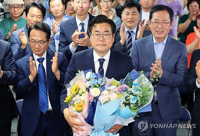 축하받는 박찬대 (인천=연합뉴스) 임순석 기자 = 제9회 전국동시지방선거 인천시장에 출마한 더불어민주당 박찬대 후보가 4일 인천 미추홀구 선거사무소에서 당선이 확실시되자 축하받고 있다. 2026.6.4 [공동취재] soonseok02@yna.co.kr