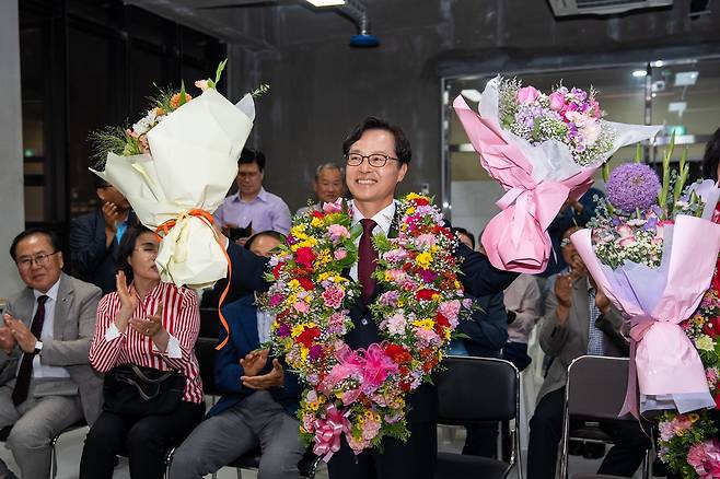 축하 꽃다발 든 윤용근 당선인 [윤용근 당선인 캠프 제공. 재판매 및 DB 금지]
