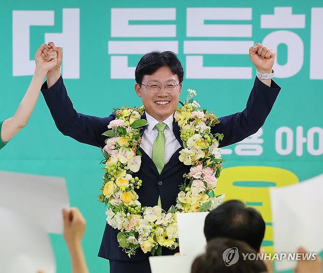 환호하는 조용식 울산교육감 후보 (울산=연합뉴스) 김용태 기자 = 조용식 울산시교육감 후보가 3일 울산 남구 자신의 선거사무소에서 당선이 확실시되자 꽃목걸이를 걸고 환호하고 있다. 2026.6.4 yongtae@yna.co.kr