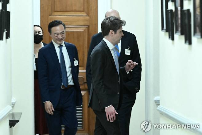 하원 지도부 만난 샘 올트먼 오픈AI CEO 샘 올트먼 오픈AI 최고경영자(CEO)가 3일(현지시간) 미국 워싱턴DC 국회의사장에서 하킴 제프리스 민주당 하원 원내대표와 만나고 있다. [AFP=연합뉴스]