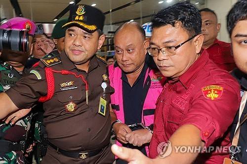 무상급식 부패 혐의로 체포된 다단 전 인도네시아 국가영양청장(가운데) [AFP 연합뉴스. 재판매 및 DB 금지]