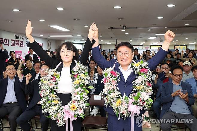 권순기 당선인 경남교육 '보수 탈환' (창원=연합뉴스) 김동민 기자 = 경남도교육감 권순기 당선인과 아내 김윤희 씨가 4일 오전 자신의 선거 사무소에서 당선이 확정되자 기뻐하고 있다. 2026.6.4 [독자 제공. 재판매 및 DB 금지] image@yna.co.kr