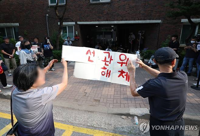 '선관위 해체' (서울=연합뉴스) 김성민 기자 = 전날 9회 전국동시지방선거 및 국회의원 재·보궐선거 투표용지 부족으로 투표 시간이 오후 10시까지 연장됐던 서울 송파구 잠실7동 제2투표소 앞에서 4일 투표함 반출에 반대하는 시민들이 구호를 외치고 있다. 2026.6.4 ksm7976@yna.co.kr
