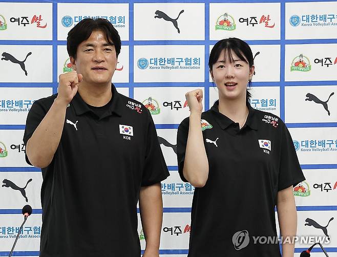 파이팅 하는 여자배구 국가대표팀 감독 (서울=연합뉴스) 김주형 기자 = 차상현 여자배구 대표팀 감독과 강소휘 주장 선수가 20일 서울 송파구 올림픽회관에서 열린 2026 한국 남녀 배구 국가대표팀 기자회견에 앞서 파이팅하고 있다. 2026.5.20 kjhpress@yna.co.kr