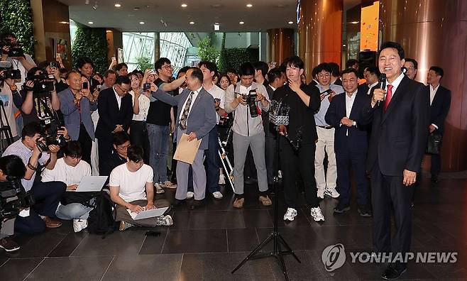 감사 인사 하는 오세훈 서울시장 (서울=연합뉴스) 이지은 기자 = 오세훈 서울시장이 4일 서울시청으로 출근하며 직원들에게 감사 인사를 하고 있다. 2026.6.4 [공동 취재] jieunlee@yna.co.kr