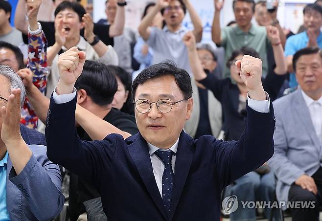 지지자들과 기뻐하는 정근식 후보 (서울=연합뉴스) 최재구 기자 = 제9회 전국동시지방선거가 치러진 3일 정근식 서울시 교육감 후보가 서울 종로구 본인의 선거 사무실에서 투표 출구조사 결과 방송을 시청하며 지지자들과 기뻐하고 있다. 2026.6.3 jjaeck9@yna.co.kr