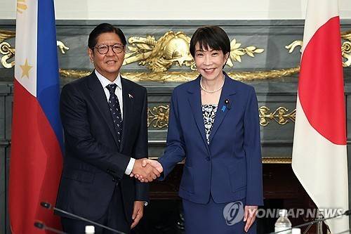 악수하는 필리핀-일본 정상 [EPA=연합뉴스 자료사진. 재판매 및 DB금지]