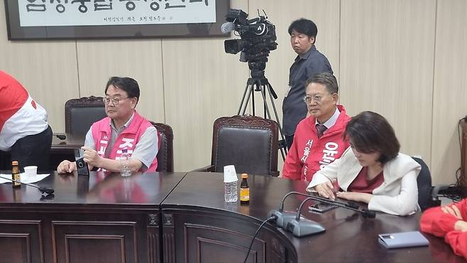 서울특별시선거관리위원회 항의 방문한 조전혁, 윤호상 후보 [윤호상 캠프 제공. 재판매 및 DB 금지]