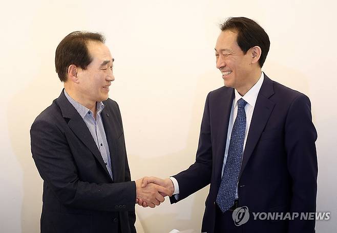 최흥집 전 강원도 정무부지사, 우상호 예비후보와 회동 (춘천=연합뉴스) 양지웅 기자 = 30일 강원 춘천시 내 한 카페에서 최흥집 전 강원도 정무부지사(왼쪽)가 더불어민주당 우상호 도지사 예비후보와 만나 악수하고 있다. 2026.4.30 yangdoo@yna.co.kr