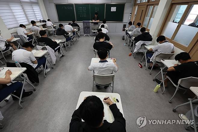 6월 모의평가 치르는 고3 (대구=연합뉴스) 윤관식 기자 = 2027학년도 대학수학능력시험 6월 모의평가가 열린 4일 대구 동구 청구고등학교에서 고3 수험생들이 시험 준비를 하고 있다. 2026.6.4 psik@yna.co.kr