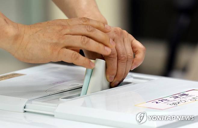 '소중한 한 표' (전주=연합뉴스) 정경재 기자 = 제9회 전국동시지방선거일인 3일 전북 전주시 완산구 중화산2동 주민센터에 마련된 투표소에서 한 유권자가 투표함에 기표한 투표용지를 넣고 있다. 2026.6.3 jaya@yna.co.kr