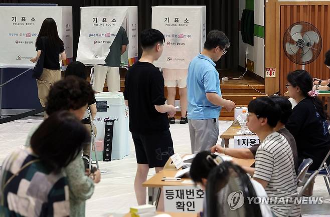 소중한 한표 행사를 위해 (서울=연합뉴스) 한종찬 기자 =  6·3지방선거일인 3일 서울 서초구 반원초등학교투표소에서 시민들이 투표를 하기 위해 입장하고 있다. 2026.6.3 saba@yna.co.kr